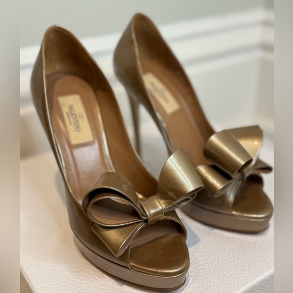 THE PERFECT HOLIDAY VALENTINO BOW HEELS! - Picture 2 of 10